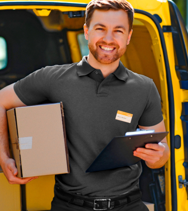 Lachender Postbote mit Paket unter dem Arm